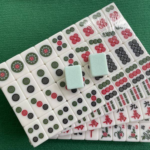 F66-40 HILL GREEN HANDBAG PRESENTS TABLECLOTH CHIPS